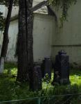 старые захоронения на территории храма