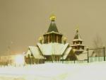 Деревянный храм в Усинске, полярная ночь...