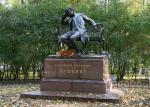 памятник Пушкину А. С. недалеко от дворца